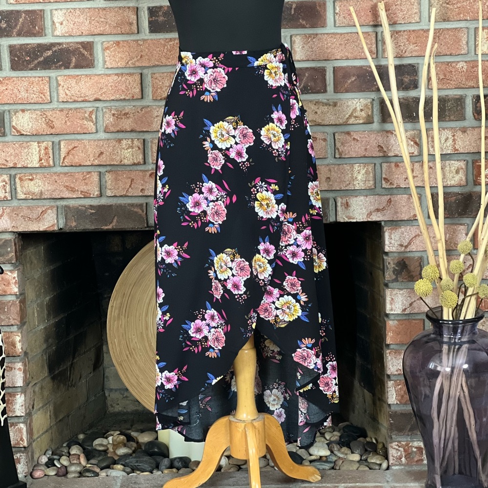 Mi Ami Floral Wrap Skirt size small